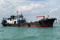 APMM Melaka dan Negeri Sembilan menahan sebuah kapal tangki membawa muatan kira-kira 50 tan metrik minyak diesel tanpa dokumen sah bernilai hampir RM180,000 di perairan Melaka, semalam. Foto APMM