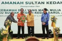 Sultan Sallehuddin (dua dari kanan), Tengku Sarafudin Badlishah (dua dari kiri) dan Pengurus Besar TASK, Azhan Abd Hamid ketika majlis pelancaran TASK pada Ahad.