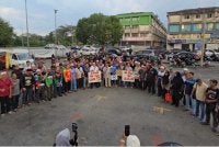 Sebahagian penduduk yang hadir pada perhimpunan tuntutan pembatalan sepenuhnya cadangan ladang babi di Bukit Tagar, Hulu Selangor pada Ahad.