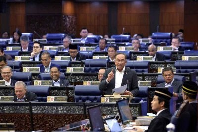 Anwar ketika Sesi Penerangan Khas mengenai isu jajaran sempadan Malaysia–Indonesia di Bangunan Parlimen pada Rabu lalu. Foto Bernama
