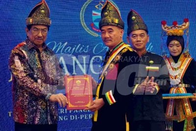 Ruslan (tiga dari kanan) menerima penganugerahan sebagai Janang Gayuh oleh Tun Musa (kiri) di Beaufort.
