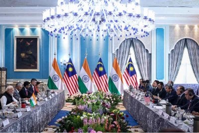 Anwar hari ini mengadakan pertemuan empat mata dengan rakan sejawatnya dari India, Narendra Modi di Kompleks Seri Perdana, di sini. - Foto: Bernama
