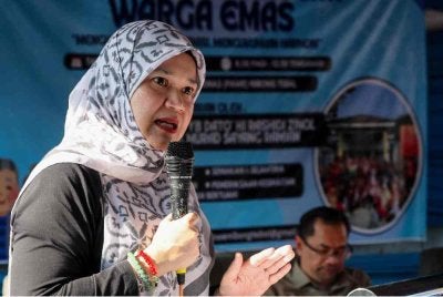 Fadhlina Sidek menyampaikan ucapan pada Program Semarak Sejahtera Warga Emas di Pusat Aktiviti Warga Emas (PAWE) Nibong Tebal hari ini. - Foto: Bernama
