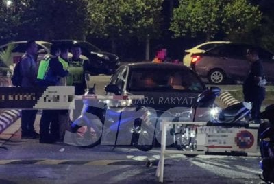 Polis berjaya menahan suspek dalam sebuah kereta dan merampas sebilah pisau bagi membantu siasatan.