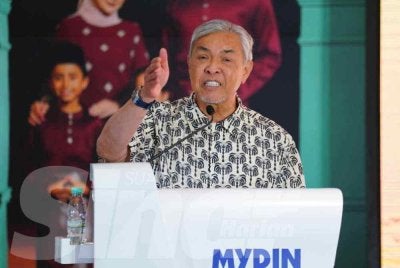 Ahmad Zahid ketika berucap pada Majlis Pelancaran Mega Rahmah Ramadan dan Kasih Syawal di Mydin USJ pada Ahad. Foto Sinar Harian - MOHD HALIM ABDUL WAHID