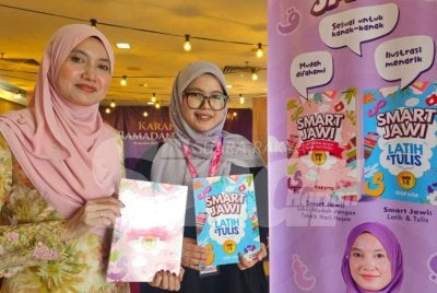 Afifa Naqiah bersama penulis, Tcer Lysa (kiri) menunjukkan karya Smart Jawi untuk yang dijual pada Karangkraf Ramadan Bookfest.