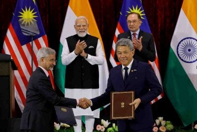 Anwar dan Modi menyaksikan pertukaran memorandum persefahaman antara Menteri Luar Negeri Malaysia dan Menteri Luar Negeri India di Kompleks Seri Perdana hari ini. - Foto: Bernama