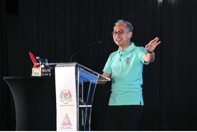 Fahmi ketika menyampaikan ucapan dalam Majlis Pelancaran Kempen Internet Selamat sempena HKI 2026 anjuran Kementerian Komunikasi dan diterajui MCMC di Taman Tasik Titiwangsa, Kuala Lumpur pada Ahad. - FOTO: Bernama