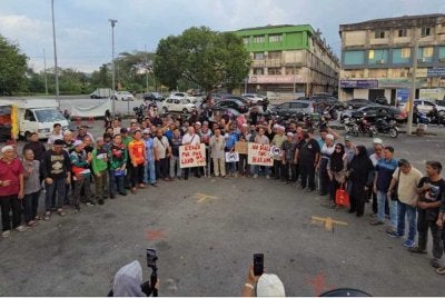 Sebahagian penduduk yang hadir pada perhimpunan tuntutan pembatalan sepenuhnya cadangan ladang babi di Bukit Tagar, Hulu Selangor pada Ahad.