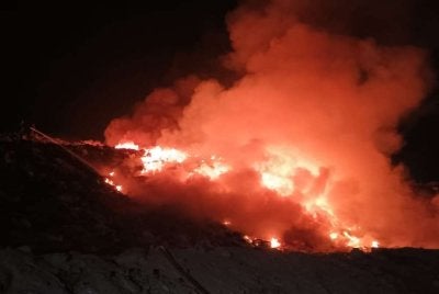 Api masih belum terkawal sepenuhnya dan tiada mangsa dilaporkan terlibat dalam kebakaran itu.