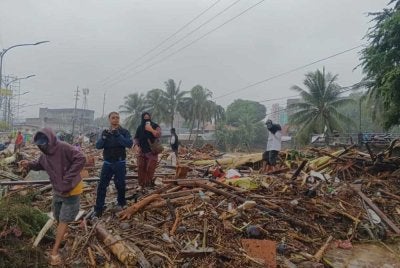 Angka korban akibat Ribut Tropika Basyang meningkat kepada 12 orang manakala 132,000 keluarga terjejas. Foto Facebook Freddie Siao