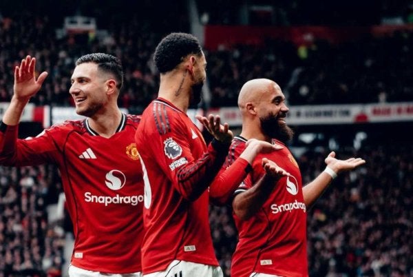 Bryan Mbuemo (kanan) meledak gol pertama United ketika The Red Devils melayan kunjungan Tottenham Hotspur di Old Trafford. Foto: Agensi