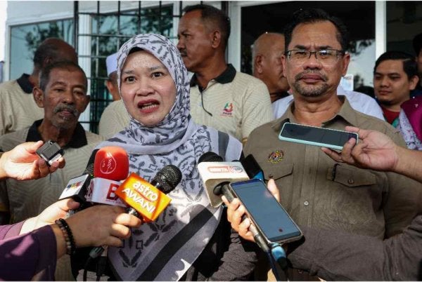  Fadhlina ketika ditemu bual pemberita pada Program Semarak Sejahtera Warga Emas di Pusat Aktiviti Warga Emas (PAWE) Nibong Tebal hari ini. - Foto: Bernama