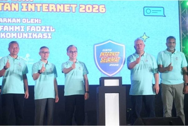 Fahmi (dua dari kiri) ketika melancarkan sambutan Hari Internet Selamat 2026 anjuran MCMC di Tasik Titiwangsa pada Sabtu.