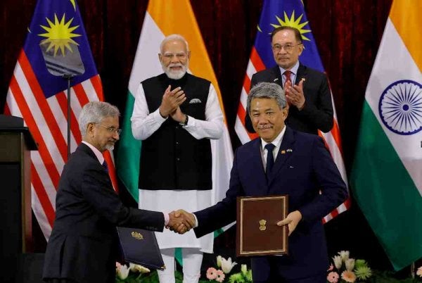 Anwar dan Modi menyaksikan pertukaran memorandum persefahaman antara Menteri Luar Negeri Malaysia dan Menteri Luar Negeri India di Kompleks Seri Perdana hari ini. - Foto: Bernama