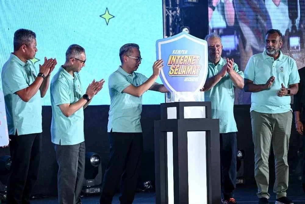 Fahmi (tengah) bergambar ketika merasmikan Hari Keselamatan Internet 2026 anjuran MCMC di Taman Tasik Titiwangsa pada Ahad.