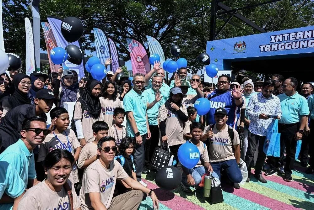 Fahmi bergambar bersama pengunjung selepas merasmikan Hari Keselamatan Internet (HKI) 2026 anjuran Kementerian Komunikasi dan diterajui Suruhanjaya Komunikasi dan Multimedia Malaysia (MCMC) di Taman Tasik Titiwangsa pada Ahad. Foto Bernama