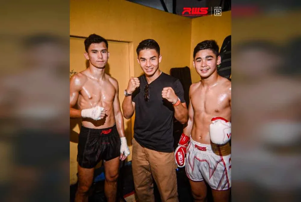 Jojo (tengah) hadir menyaksikan Miki (kanan) dan Elias yang tampil di pentas Siri Dunia Rajadamnern di Bangkok pada Sabtu. Foto RWS