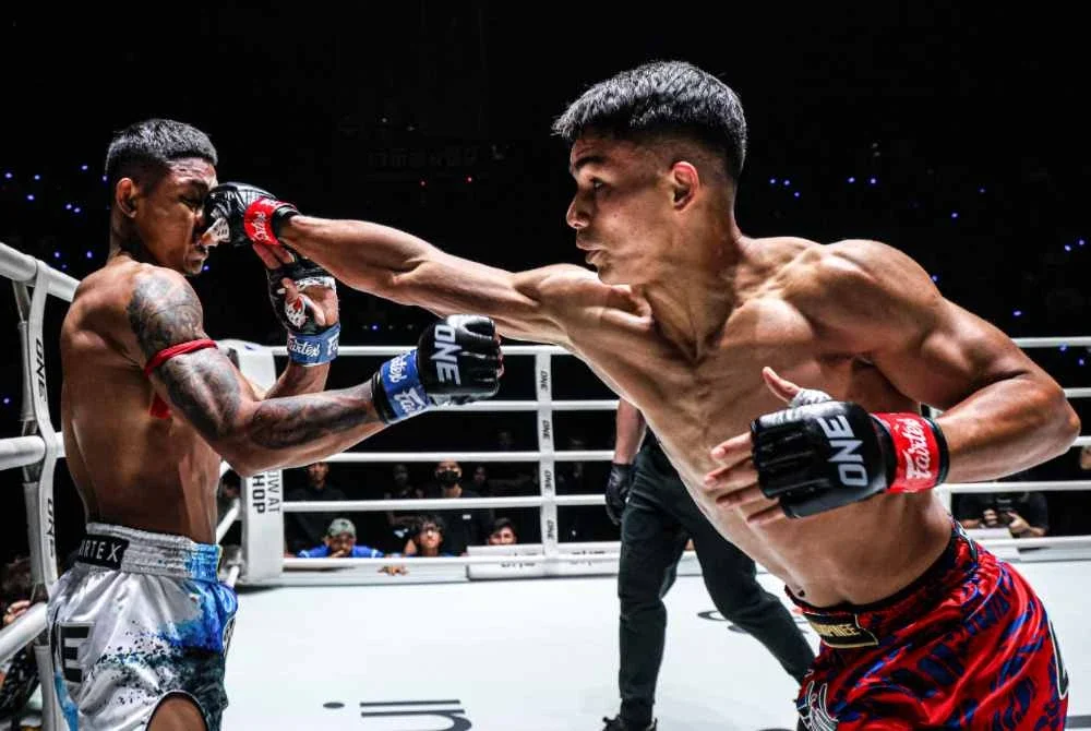 Jojo (kanan) ketika menentang petarung Myanmar, Ye Yint Naung di pentas ONE Friday Fights 141 di Stadium Lumpinee, Bangkok pada Jumaat. Foto ONE Championship