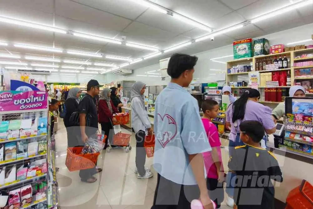 Pengunjung dari Malaysia mengambil kesempatan membeli-belah susulan pengekuhan nilai Ringgi yang makin baik. - Foto:SINAR HARIAN/HAZELEN LIANA KAMARUDIN