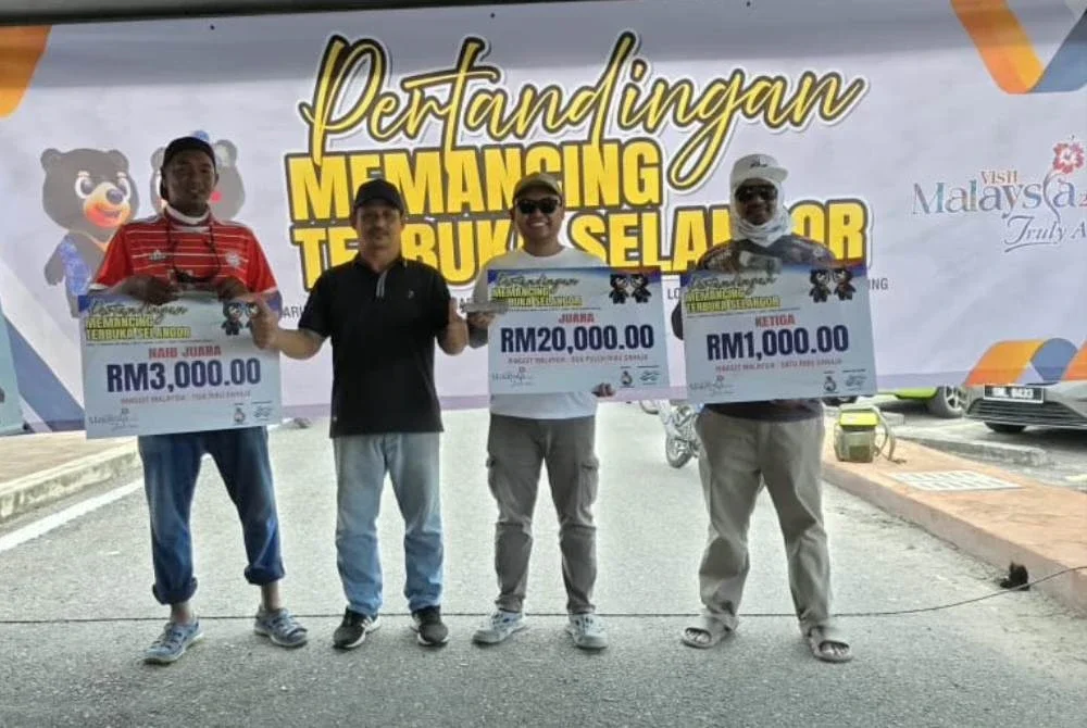 Ahmad Roslan (dua dari kiri) bersama pemenang Pertandingan Memancing Terbuka Selangor di Pantai Kelanang.