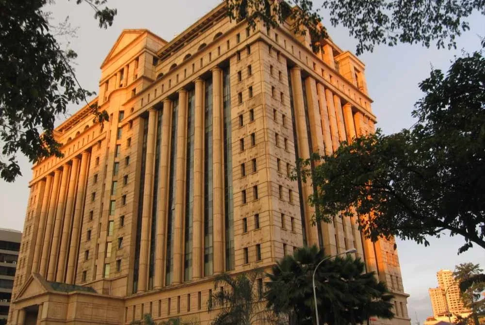 Bursa Malaysia dibuka tinggi pada Isnin.