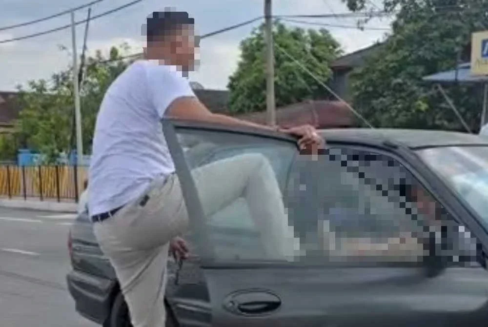 Tangkap layar video tular memaparkan seorang pesara dipukul seorang lelaki selepas terlibat dalam kelamalngan kecil di Pekan Suntex Batu 9 Cheras pada Ahad.