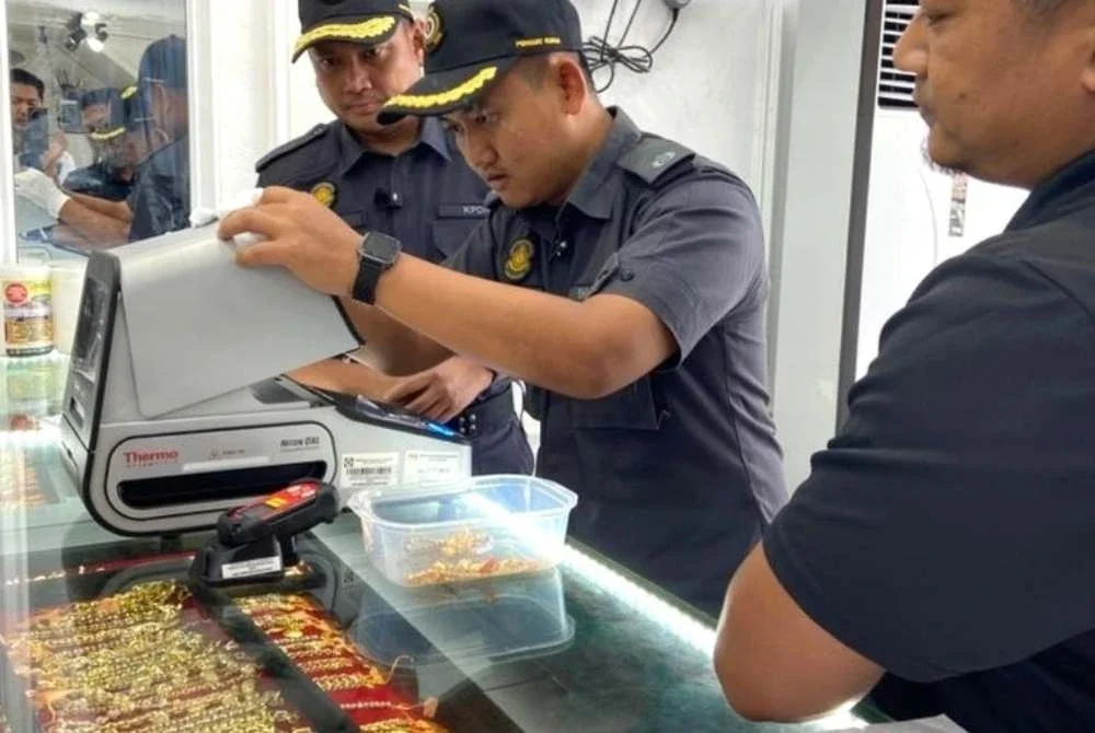 Mohd Mufsi meninjau pemeriksaan menggunakan peralatan pengujian berteknologi XRF di tiga kedai emas pada Ahad.