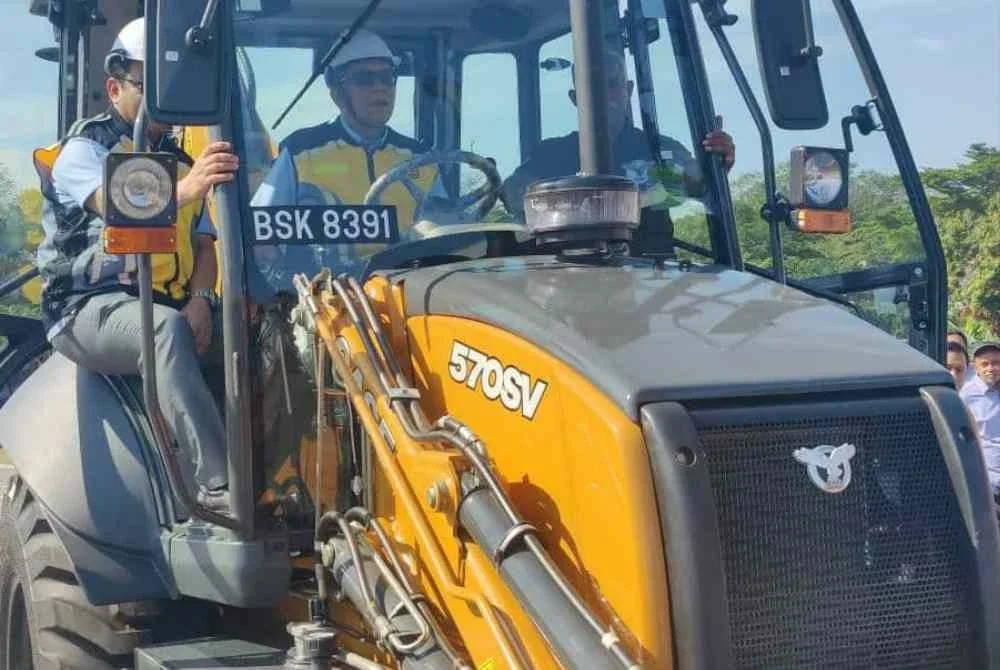 Izham memandu jentera sebagai simbolik Majlis Penyerahan Kenderaan dan Jentera Baharu serta SST di Stadium Mini JKR Selangor pada Isnin.