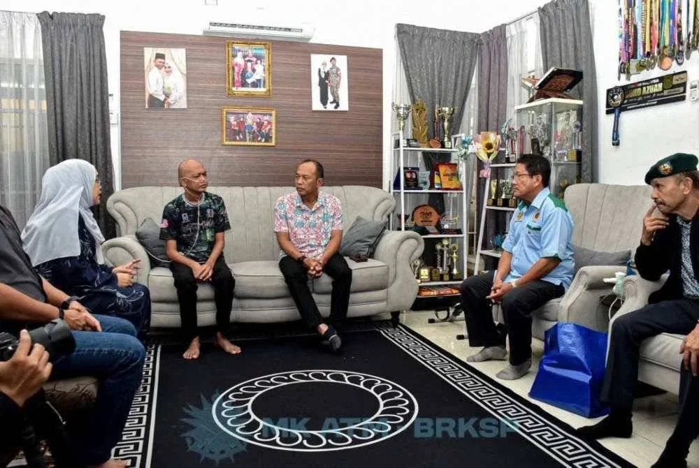 Malek Razak (tiga dari kanan) ketika mengunjungi kediaman Mohd Azuan di Bangi, baru-baru ini. 