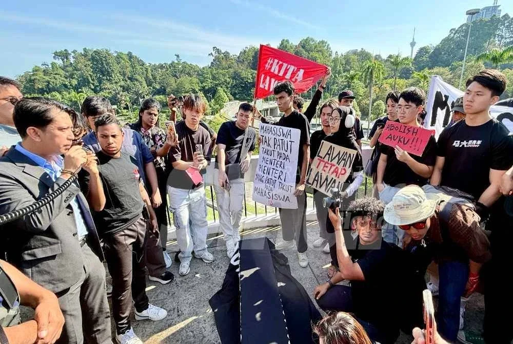 Sekumpulan pelajar mula berarak dari Taman Tugu ke hadapan bangunan Parlimen bagi menuntut pemansuhan Akta Universiti dan Kolej Universiti 1971 (AUKU) pada Isnin. FOTO SINAR HARIAN - ROSLI TALIB