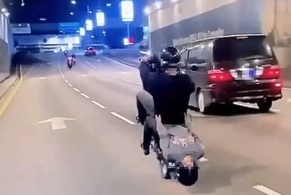 Rakaman video memaparkan aksi dua remaja terbabit di Jalan Tun Razak yang tular di media sosial.