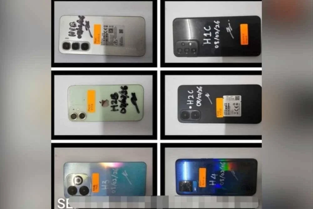 PGA merampas telefon bimbit yang digunakan sindiket penyeludupan migran. Foto PGA