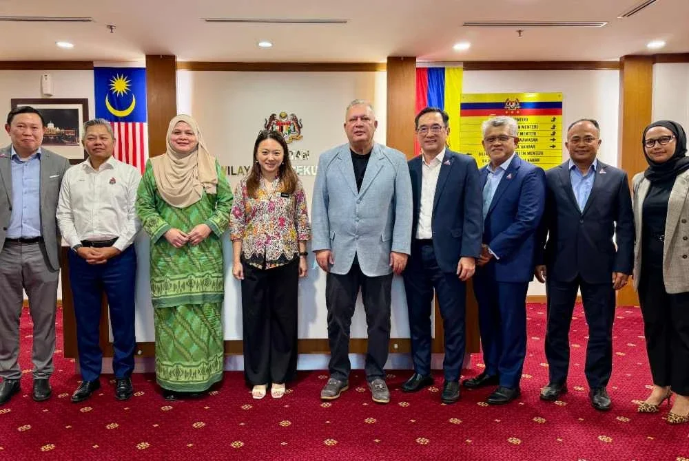 Hannah (empat dari kiri) menerima kunjungan hormat Mohamed Salim (tengah) ke pejabatnya pada Isnin. Foto: FB Hannah Yeoh 