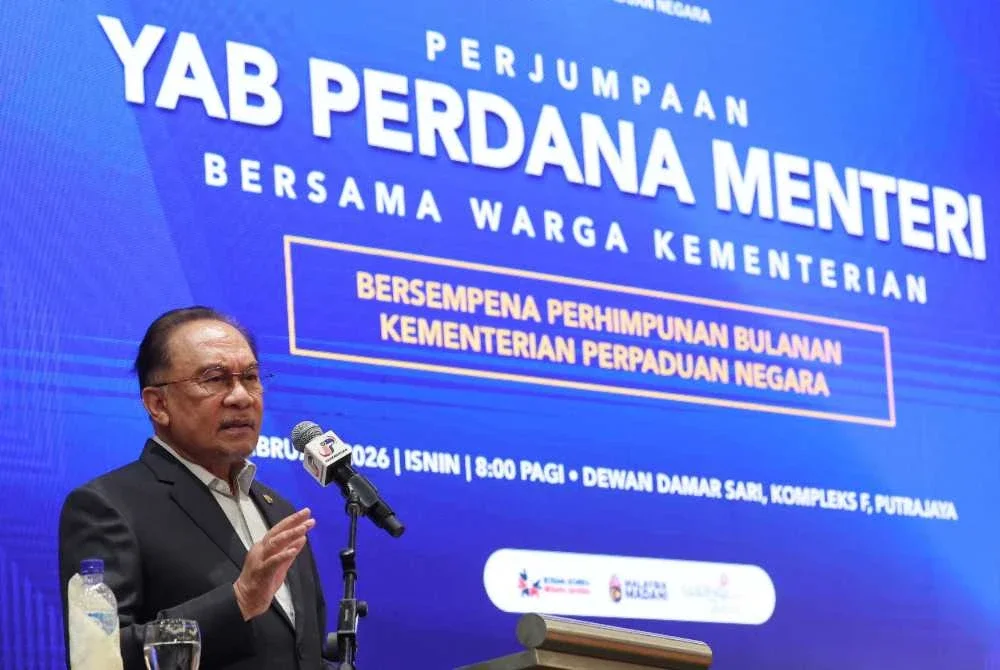Anwar berucap pada Majlis Perjumpaan Perdana Menteri bersama Warga Kementerian Bersempena Perhimpunan Bulanan Kementerian Perpaduan Negara pada Isnin. Foto: Bernama