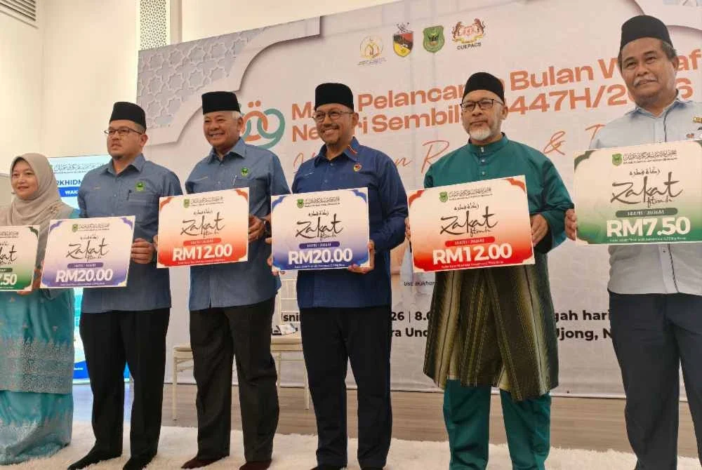 Mohd Shahrom (tiga dari kiri) dan Zafir (tiga dari kanan) pada Majlis Pelancaran Bulan Wakaf Negeri Sembilan 2026