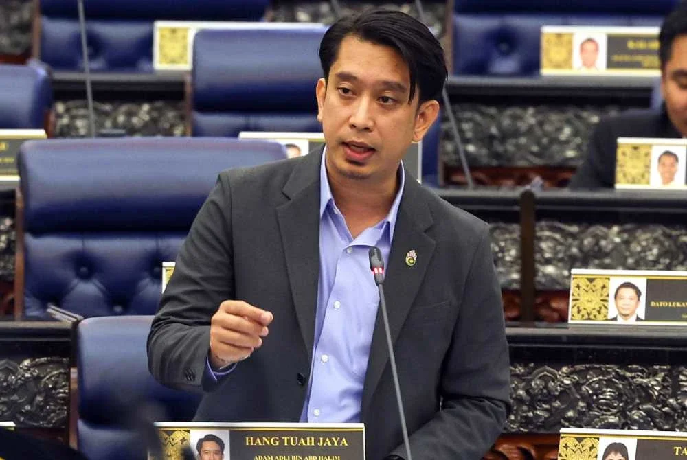 Adam Adli pada sesi pertanyaan bagi jawab lisan pada Mesyuarat Pertama, Penggal Kelima Parlimen ke-15 Dewan Rakyat di Bangunan Parlimen. Foto: Bernama 