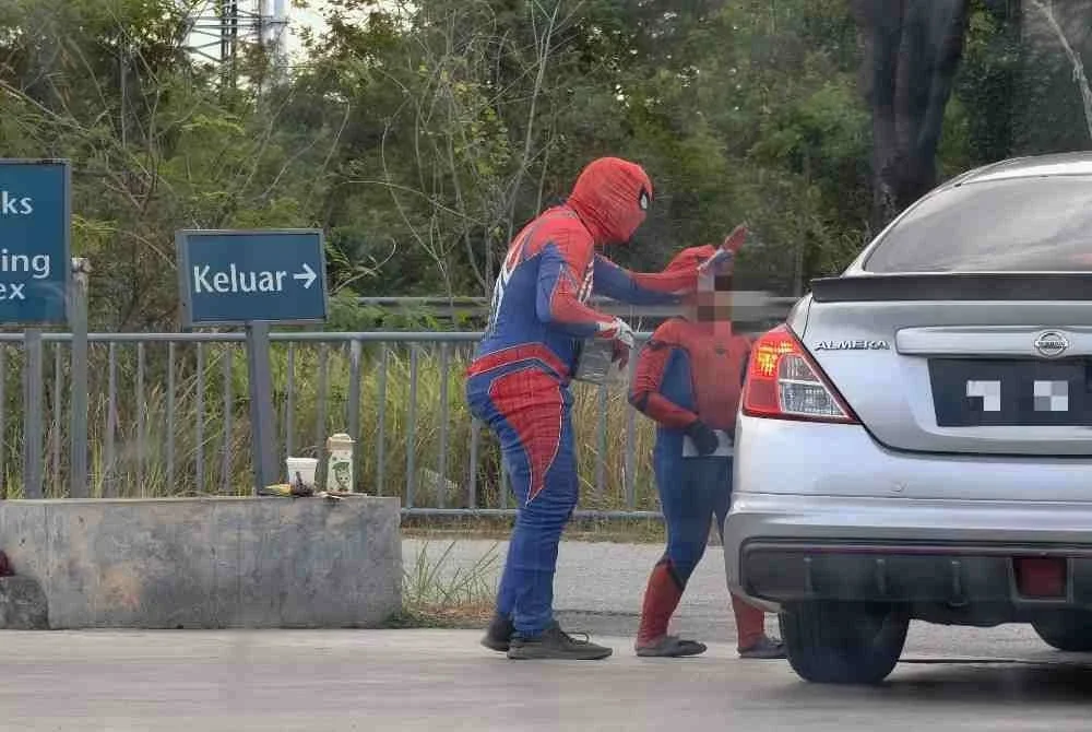 Dua ‘Spiderman’, termasuk seorang kanak-kanak perempuan berusia tujuh tahun yang mengemis di hadapan sebuah stesen minyak di Cheng, diambil tindakan oleh JKM Melaka, pada Ahad.