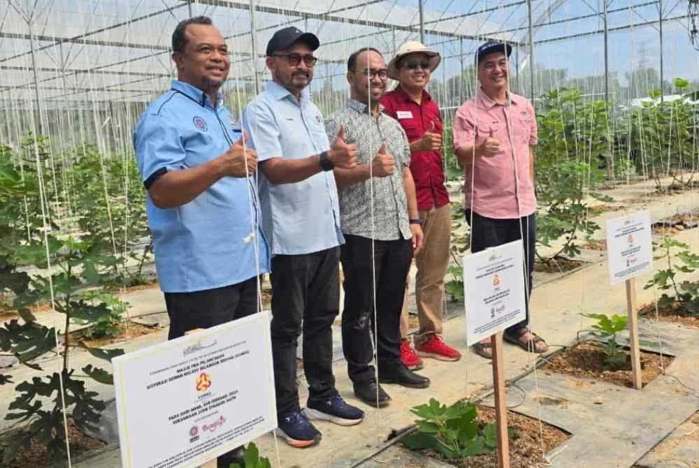 (Dari kanan) Yang Dipertua DPMM Selangor, Mohd Azli Md Yusof bergambar bersama barisan tetamu kehormat pada Sesi Townhall DPMM Selangor pada Ahad.