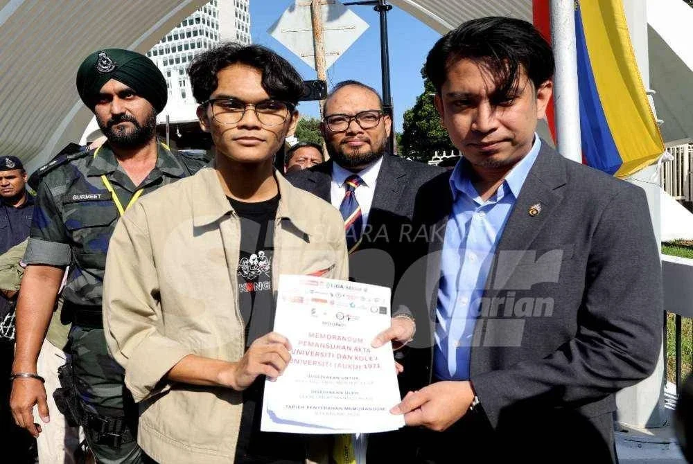 Timbalan Menteri Pendidikan Tinggi, Adam Adli Abdul Halim menerima memorandum dari wakil peserta demonstrasi di hadapan bangunan Parlimen. Foto SINAR HARIAN - ROSLI TALIB