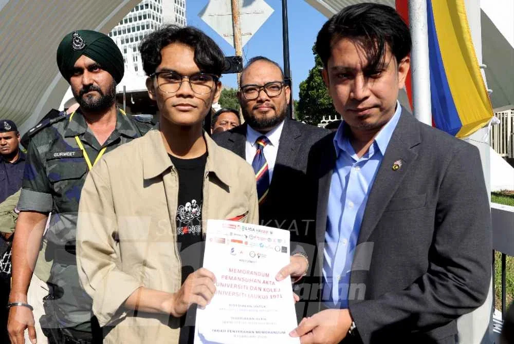 Adam Adli menerima memorandum daripada wakil peserta demonstrasi di hadapan bangunan Parlimen.