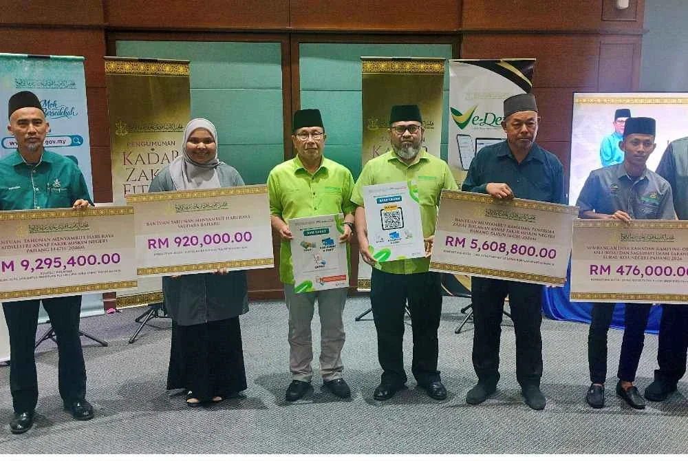 Ahmad Hairi bersama wakil penerima sumbangan Ramadan tahun ini sempena pengumuman kadar zakat fitrah Pahang 2026 di Pejabat MUIP pada Isnin.