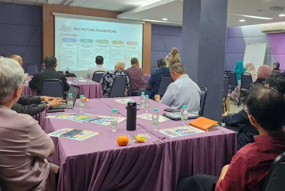 Marhaini ketika pembentangan kerangka kerja 'Heaven To Earth' (HTE) dalam bengkel 'Projek 12 Saff: Brainstorming WUIF-Ikram' di Ibu Pejabat WUIF Kompleks Karangkraf di sini pada Isnin.