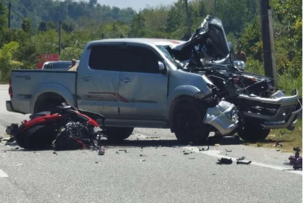 Keadaan kenderaan yang terlibat kemalangan di Jalan Kuala Kangsar-Gerik-Pengkalan Hulu pada Isnin. Foto media sosial