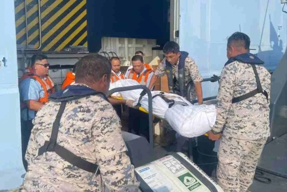 Maritim) Selangor melaksanakan misi bantuan evakuasi perubatan (MEDEVAC) terhadap seorang penumpang wanita yang mengalami strok di dalam sebuah kapal persiaran ketika dalam perjalanan dari Phuket, Thailand ke Singapura, petang semalam. Foto Maritim Selangor 