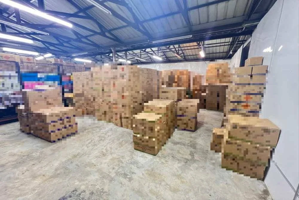 PGA menyerbu sebuah stor di Kampung Pasir Tumboh, Kota Bharu dan merampas 1,031 kotak mercun serta bunga api bernilai lebih RM3.09 juta yang dipercayai untuk sambutan Tahun Baru Cina pada Rabu.Foto: PGA