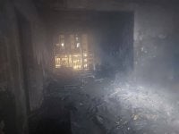 Keadaan kebakaran sebuah unit pangsapuri di sini pada Ahad.