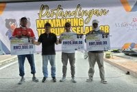 Ahmad Roslan (dua dari kiri) bersama pemenang Pertandingan Memancing Terbuka Selangor di Pantai Kelanang.