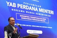 Anwar ketika berucap pada Majlis Perjumpaan Perdana Menteri bersama Warga Kementerian Bersempena Perhimpunan Bulanan Kementerian Perpaduan Negara di Putrajaya pada Isnin. FOTO: Bernama 