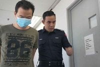 Gim Seong dihadapkan ke Mahkamah Majistret Ipoh atas tuduhan mengedar dadah jenis methamphetamine seberat 114 gram pada Isnin.